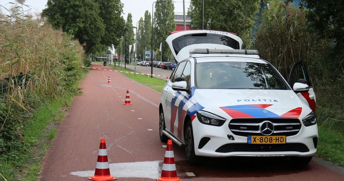 Verdwenen fietspaaltje, zichtbare schade: politieauto moet worden weggesleept op de F35