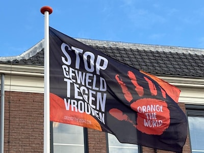 Gemeente Zoeterwoude hijst 'Orange the World'-vlag om aandacht te vragen voor geweld tegen vrouwen