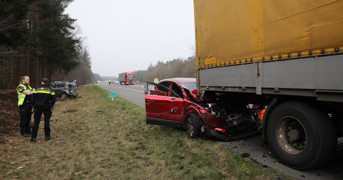 Flinke schade na botsing tussen auto's en vrachtwagen op A50 richting Apeldoorn