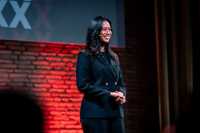 Charlotte heeft al bijna tien jaar geen contact meer met haar moeder: ‘Ik gaf er een TEDx Talk over’