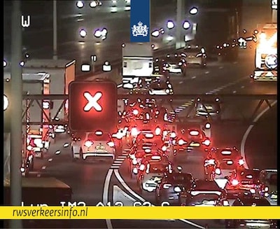 Veel vertraging op A12 bij Houten door ongeval met stroop en frituurvet