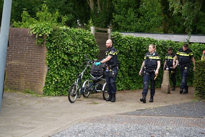 Man met invalidefiets belandt in water in Oosterhout, naar ziekenhuis gebracht