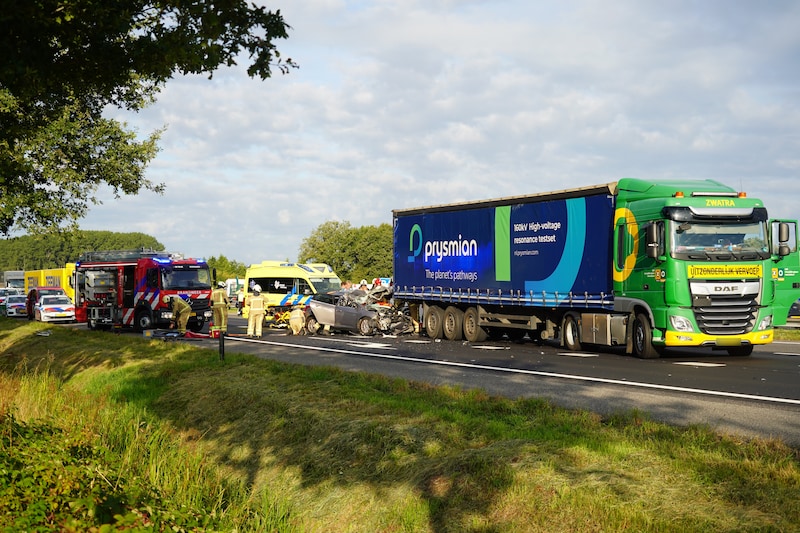 Bestelbus klapt achterop vrachtwagen, bestuurder gewond