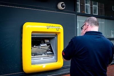 Man gooit stoeptegel tegen geldautomaat in Tilburg en wordt even later opgepakt