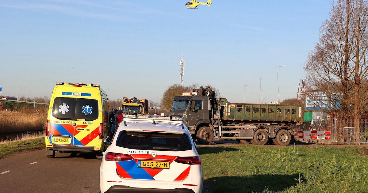Fietser overleden na botsing met vrachtwagen op de Naarderstraatweg in Muiderberg