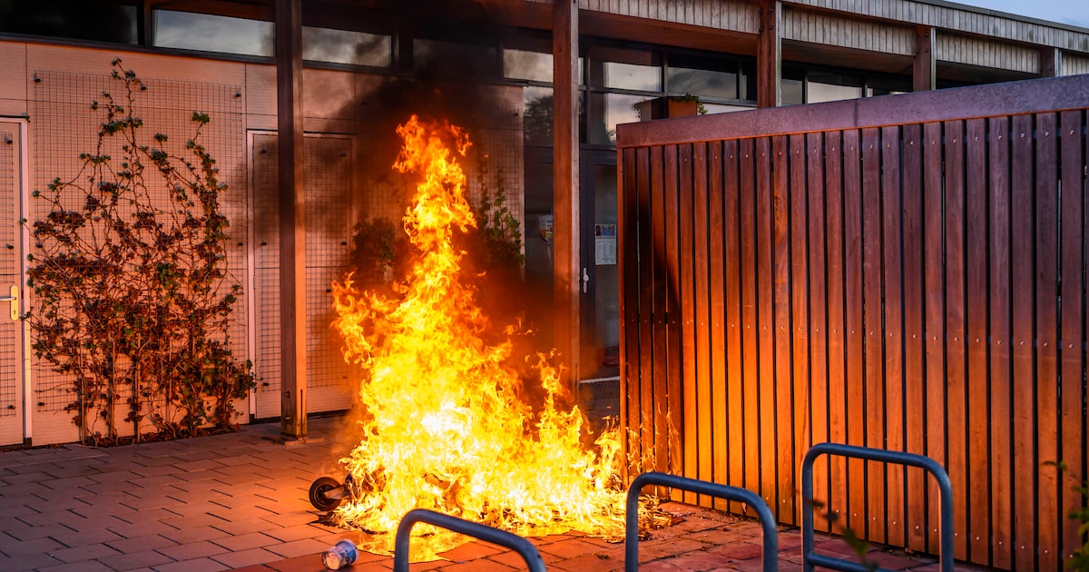 Oud papier container vliegt in brand bij fietsenhok van school in Delfzijl