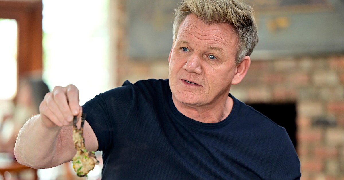 Gordon Ramsey maakt heftige smak met fiets: ‘Heb geluk dat ik hier nog ...