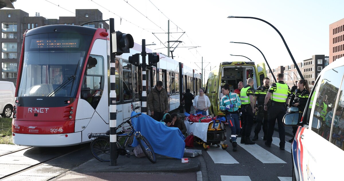 Kind op fiets aangereden door tram in Den Haag