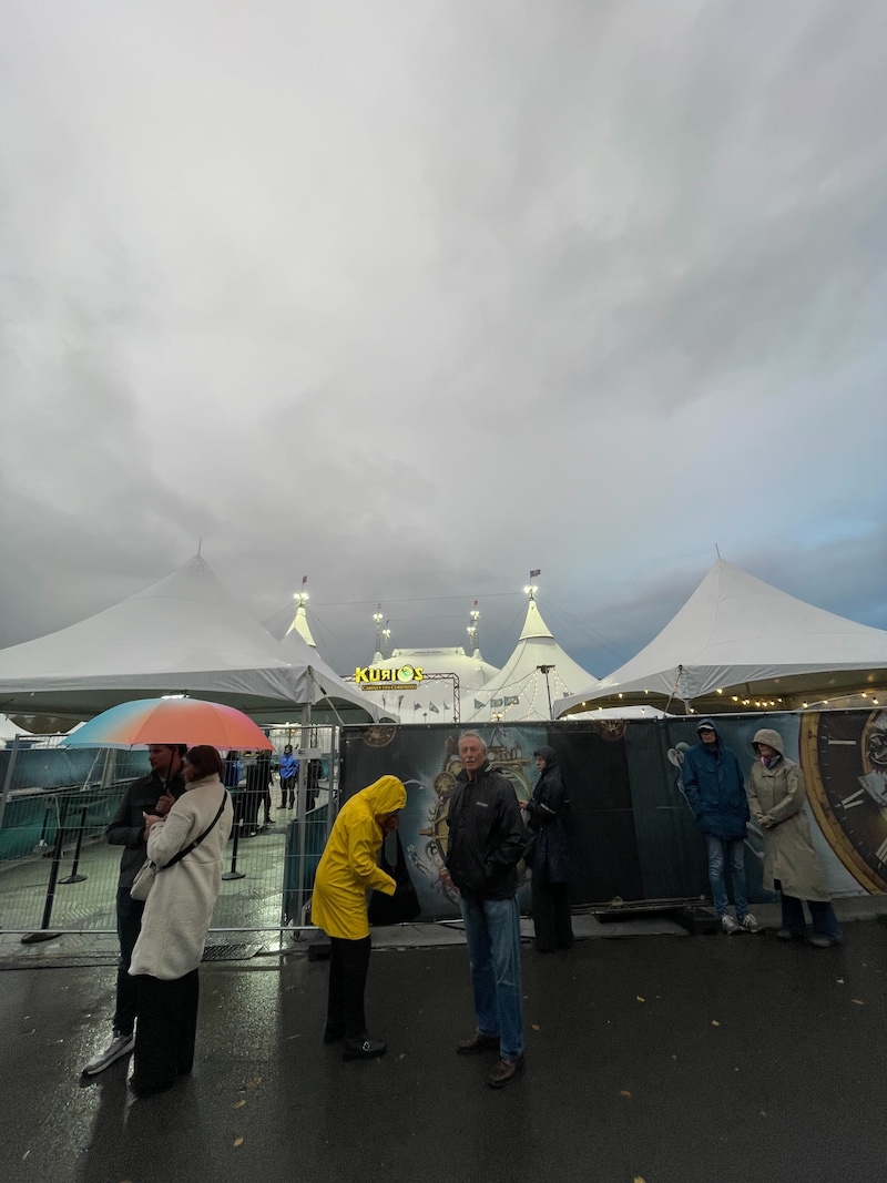 Onheilspellende lucht boven de Big Top op het Malieveld.
