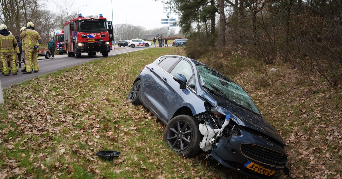 Bestuurder vliegt over rotonde in Zuidlaren