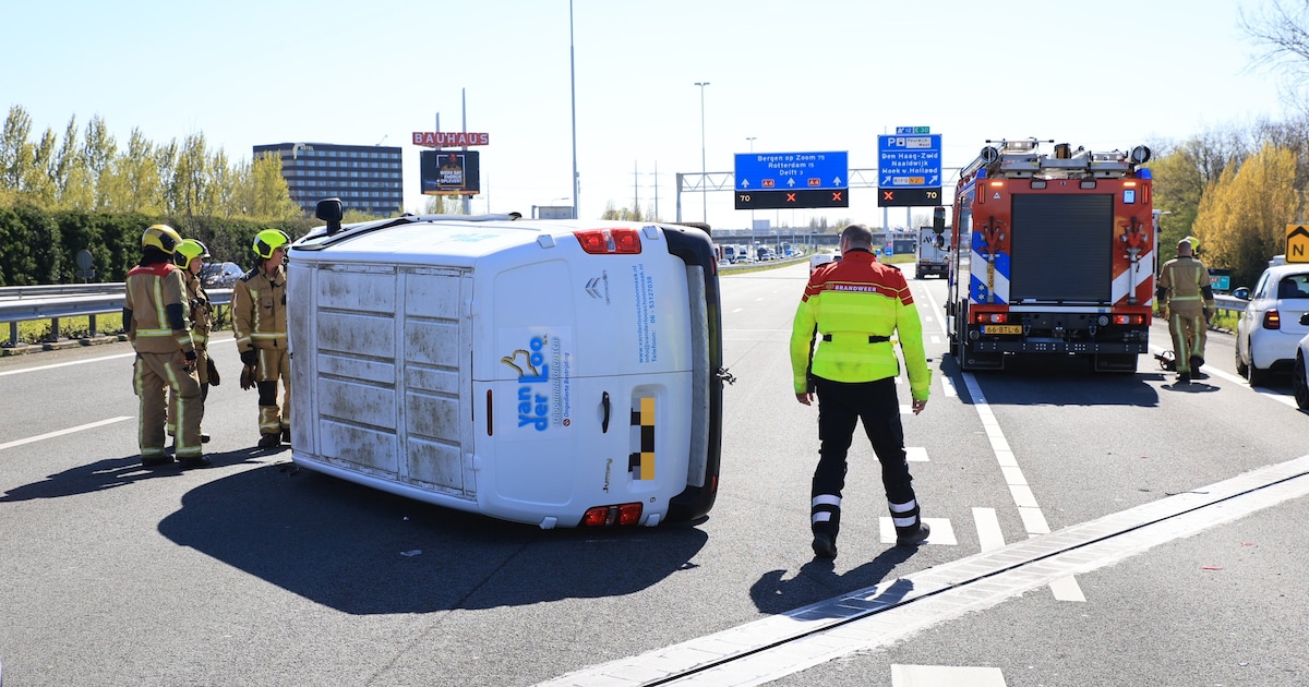 Bestelbus op z'n kant na ongeval op A4 bij Den Hoorn, twee rijstroken dicht