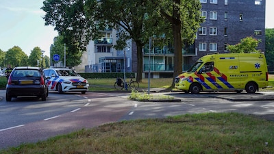 Fietsster aangereden door auto op rotonde in Oss
