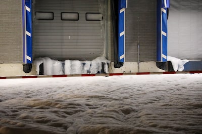 Bedrijf stroomt vol met schuim: blusinstallatie zorgt voor ravage