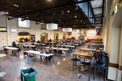 Ornament in aula Jan van Brabant College in Helmond stort naar beneden: ‘Je moet er toch niet aan de