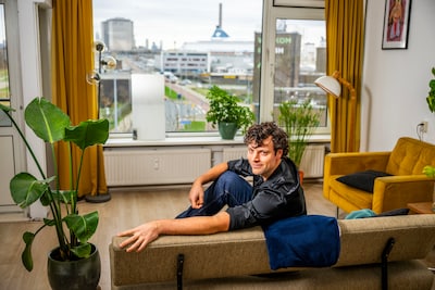 binnenkijken-rik-van-ittersum-in-een-appartementje-z-n-eerste-koophuis-nieuwkomer-in-de-stad-foto-frank-de-roo