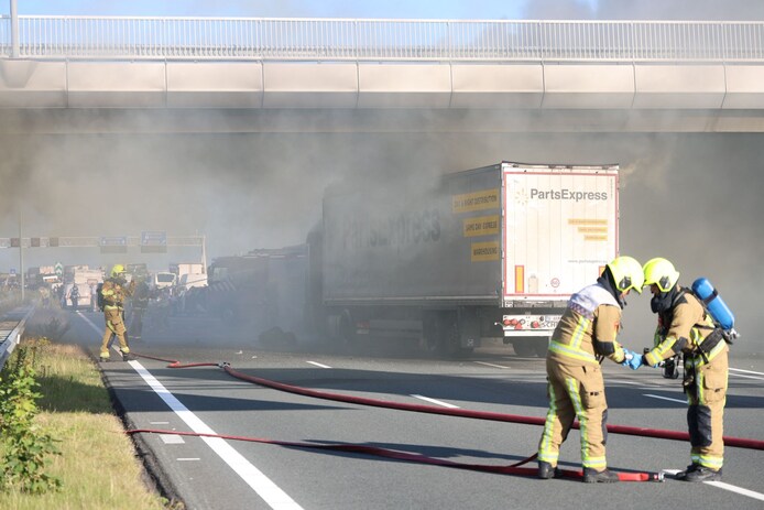 Zeker één dode na ongeval op A9 bij Badhoevedorp, weg dicht door brandende vrachtwagen | 112 nieuws Haarlemmermeer | AD.nl