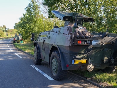 Pantservoertuig van Defensie botst met twee auto’s op kruising in Helmond