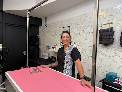Oliebollenbakker Antoinette knipt nu ook honden en opent Trimsalon Tante Net in Leiden