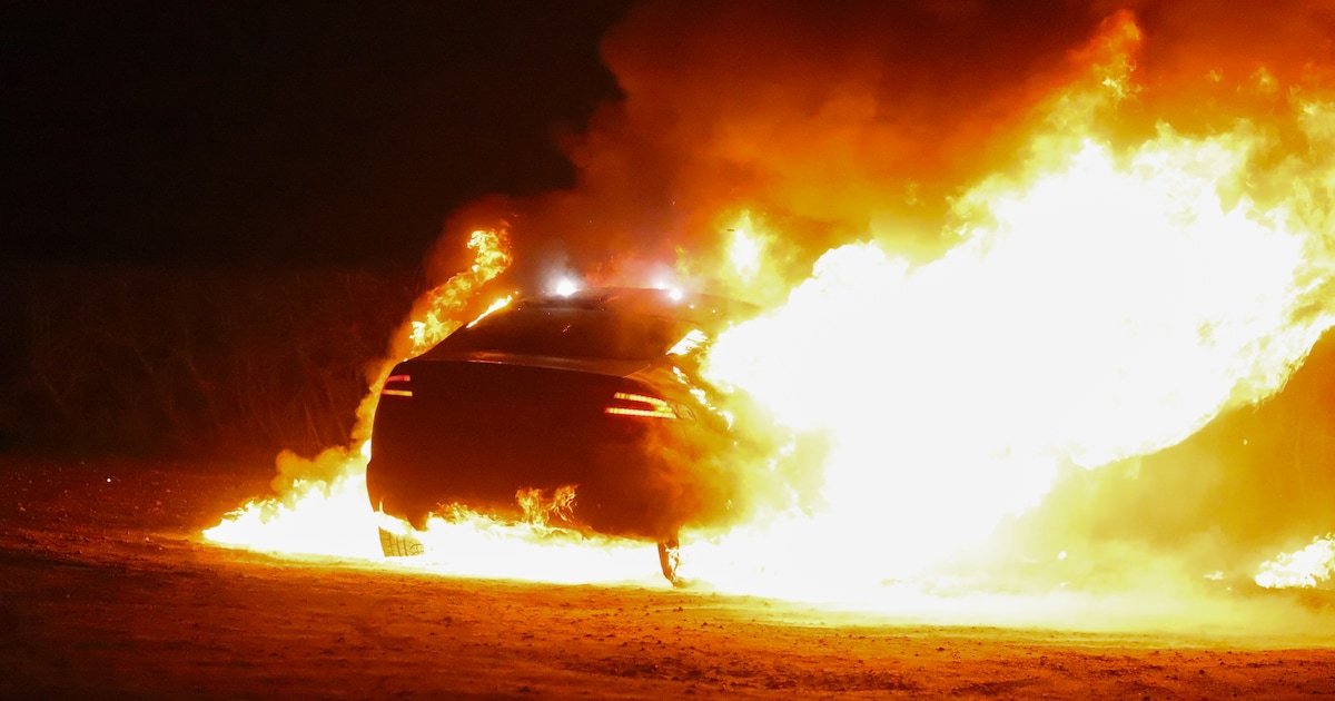 Auto brandt volledig uit op parkeerplaats in Bennekom