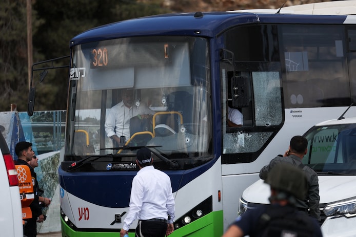 Een bus met kogelgaten op de plek van de schietpartij.