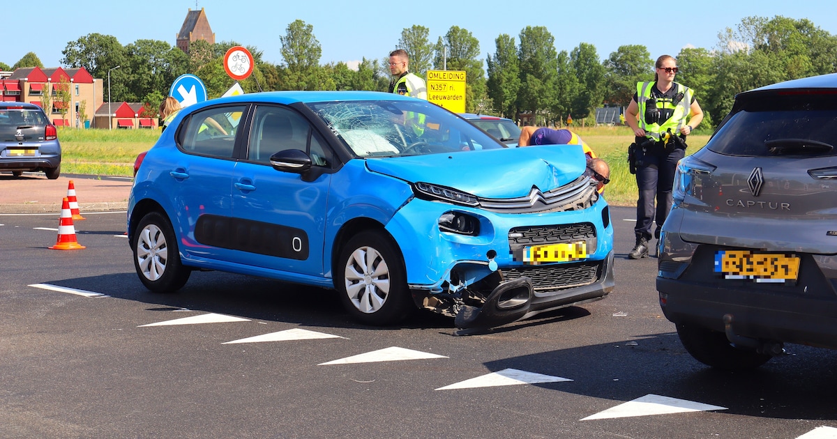 Twee auto's zwaar beschadigd na botsing op kruising in Stiens