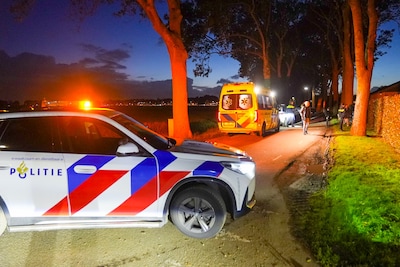 Fietser raakt gewond bij aanrijding in Lithoijen, politie zoekt doorgereden bestelbus