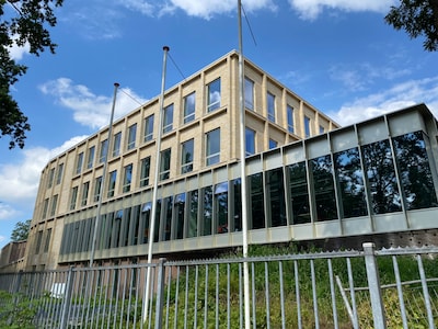 Nieuw schoolgebouw nu al te klein: zes tijdelijke lokalen op schoolplein