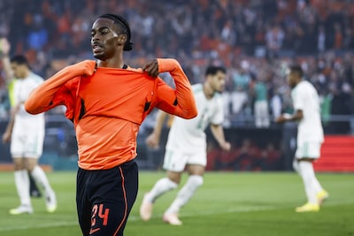 Malen raakt de paal en afgekeurde goal Reijnders in openingsfase, Summerville begint goed