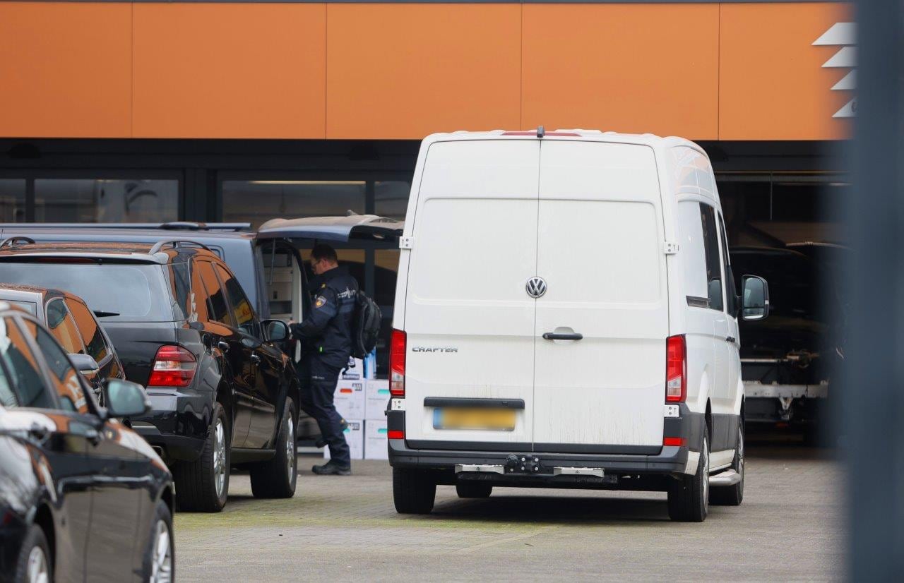 Grote politie-inval bij Always Better Cars in Berlicum | Foto | AD.nl