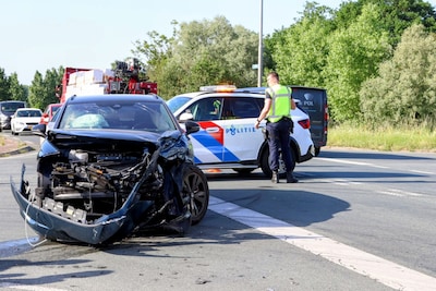 Twee gewonden bij botsing op kruising in Heukelum