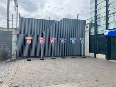 Mysterie opgelost: hierom staan er gekleurde palen met stadsdelen bij het station