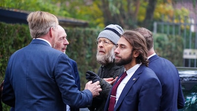 Man rent op koning af tijdens bezoek aan Ursem: ‘Niks aan de hand. Geeft niet’