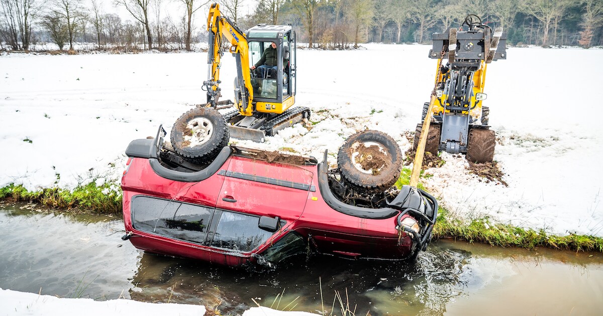 Auto belandt op de kop in sloot op de Vlakendijk door gladheid