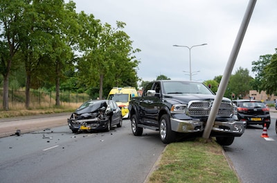 Pick-up truck rijdt lantaarnpaal omver in Deventer, auto knalt achterop