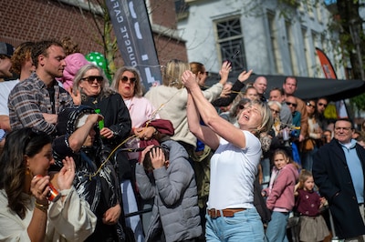 Bloedserieuze deelnemers en honderden toeschouwers: eieren gooien is meer dan een simpel spelletje