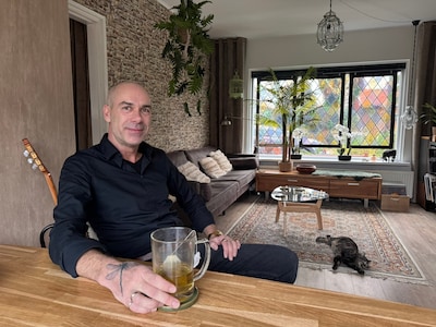 Binnenkijken bij het eclectische huis van Edwin: 'Mijn huis staat vol tweedehands parels'