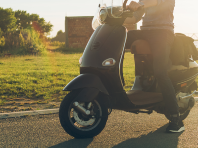 Scooterrijder maakt het wel erg bont: geen rijbewijs en onder invloed