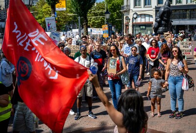 Zo'n 100 mensen lopen mee met mars tegen femicide in Rotterdam
