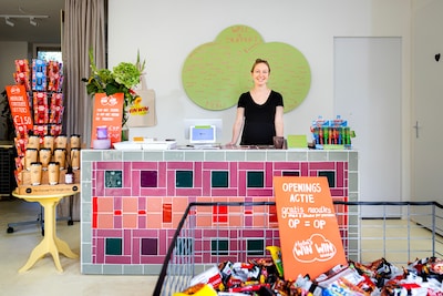 Hoe langer producten over de datum zijn, hoe meer korting de klant krijgt bij Helen’s Win Win Winkel