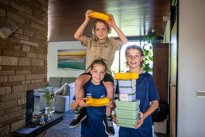 Flint (11), Famke (9) en Faas (7) uit Hellendoorn gaan voor het eerst in ruim een jaar weer naar school