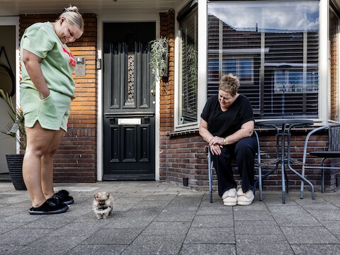 Het hondje van Joyce en Jhinty is acht weken oud.