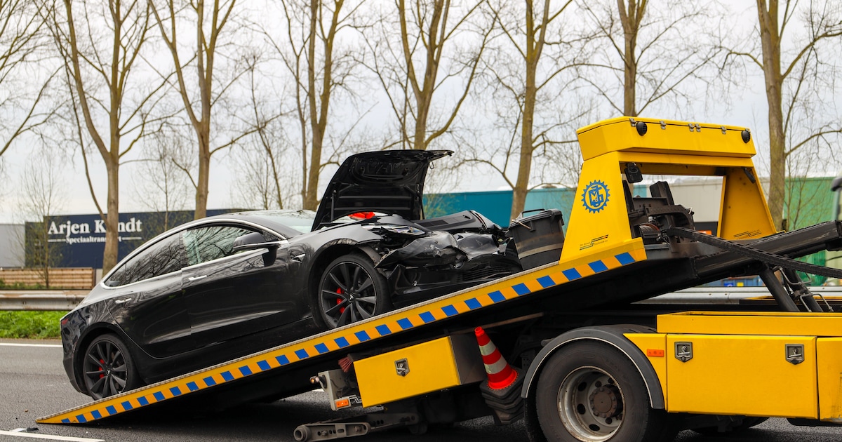 Auto botst achterop bestelbus op de A20 bij Nieuwerkerk aan den IJssel
