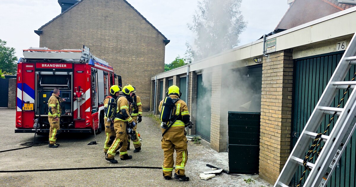Brandweer doet onderzoek na rookontwikkeling in garagebox in Zwijndrecht