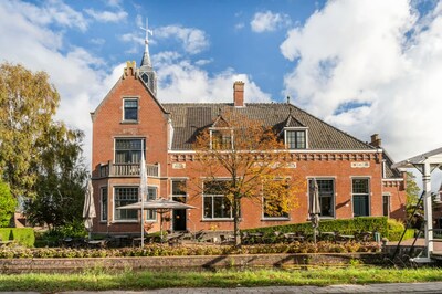 Dit bijzondere polderhuis met kluis, toren en ophaalbrug zoekt nieuwe eigenaar