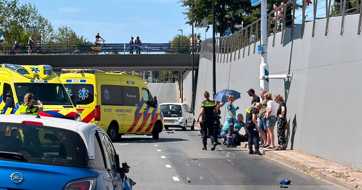 Botsing tussen twee auto's en een motor in Beverwijk