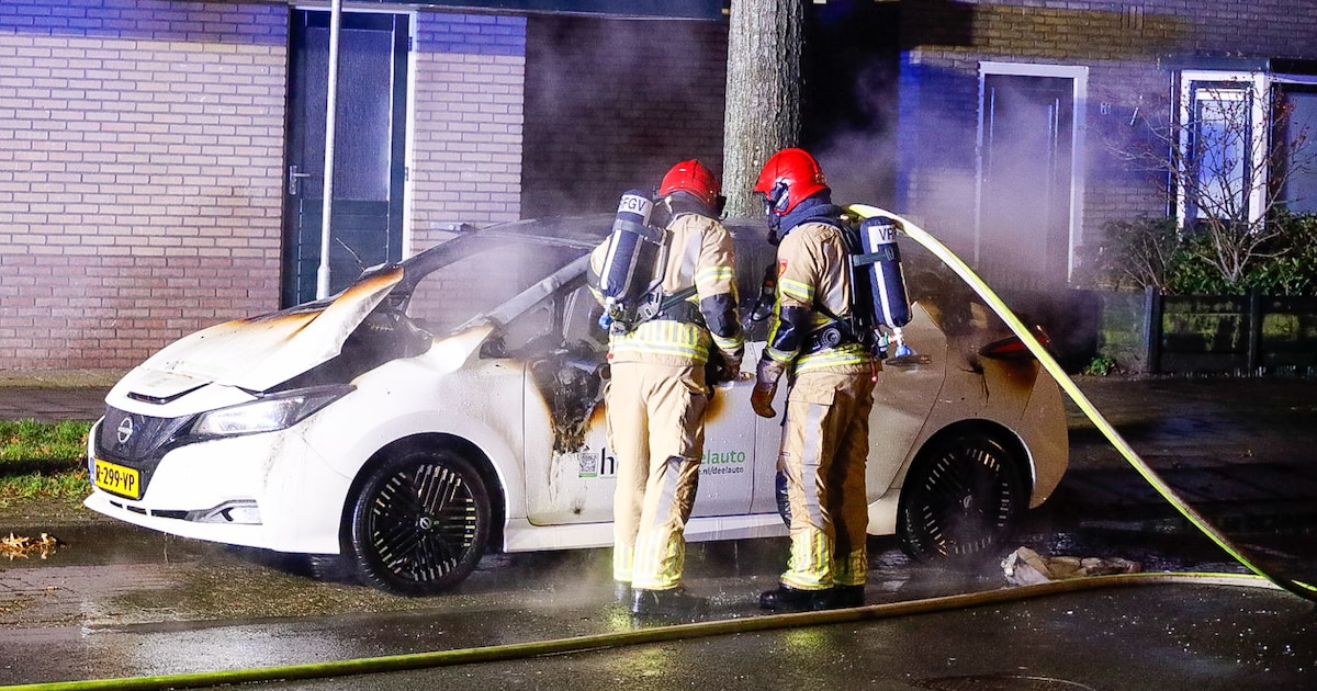 Deelauto uitgebrand op het Ooievaarplein in Hilversum