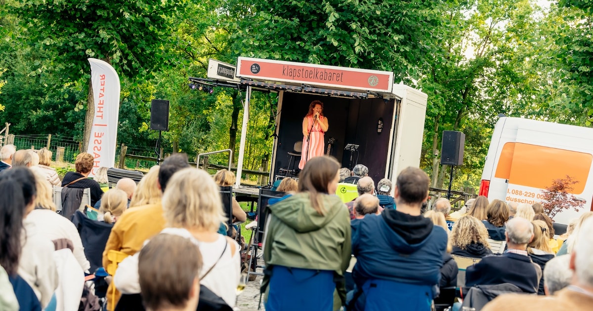 Twee cabaretoptredens bekijken op een klapstoel in de buitenlucht van Zeewolde