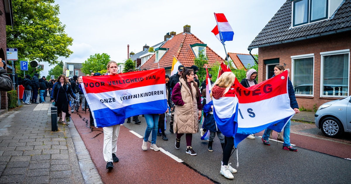 Azc-protest Nieuwveen rustig verlopen: ruim 100 man verzamelt zich op Weteringplein