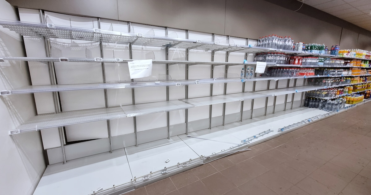 Vervuild drinkwater leidt tot lege schappen bij de ene supermarkt, terwijl andere juist nog liters k