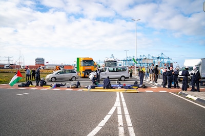 Activisten blokkeren grote containerterminals op Maasvlakte